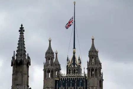 Britaniyada bayraqlar yarıya endirildi