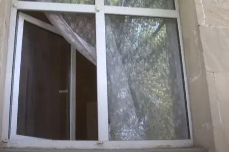 Bağça müəllimi pəncərədən qaçdı - VİDEO