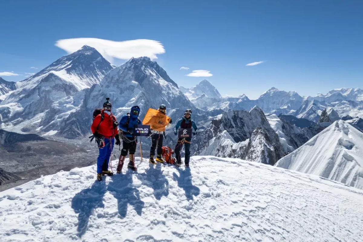 1000-ə yaxın alpinist Everestdə kömək gözləyir - Video