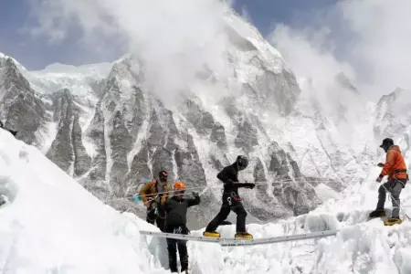 Köməksiz vəziyyətdə qalan alpinistlərlə əlaqə yaradıldı