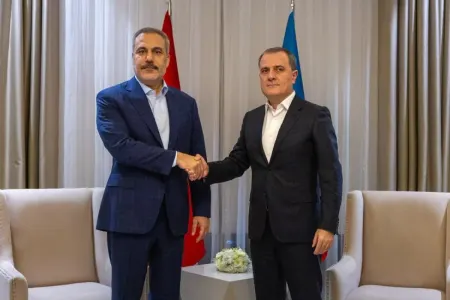 Türkiyə və Azərbaycan xarici işlər nazirləri müzakirə apardı