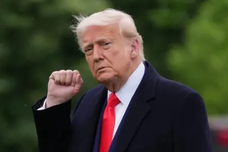 Tramp dəniz qüvvələrinin yubileyində rəqs etdi – Əsgərlər alqışladı