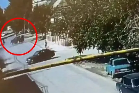 Avtomobilin 4 nəfəri vurduğu hadisənin görüntüləri - Video