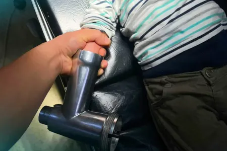 2 yaşlı körpənin əli ətçəkən maşında qaldı -