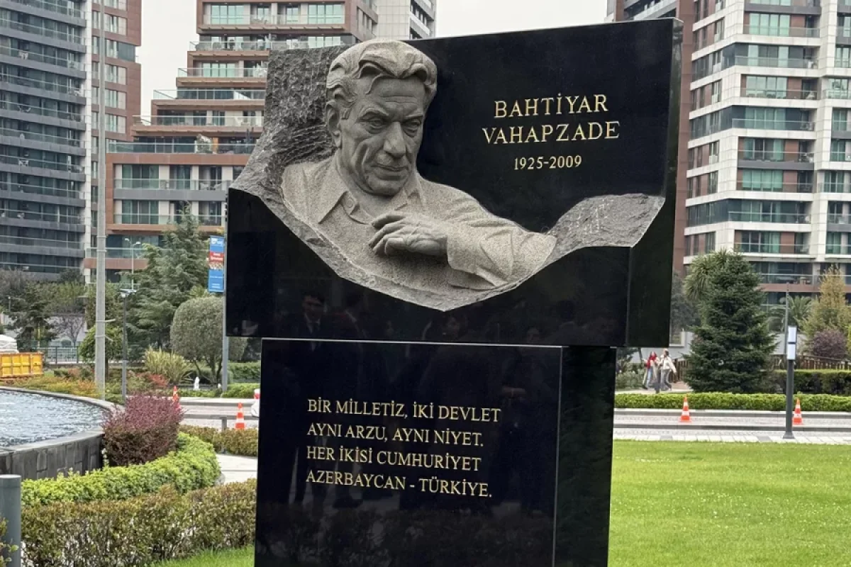 İstanbulda Bəxtiyar Vahabzadənin qorelyefi qoyuldu - Foto