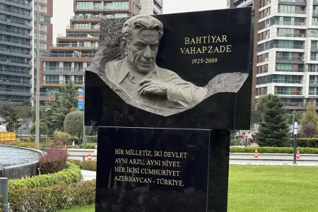 İstanbulda Bəxtiyar Vahabzadənin qorelyefi qoyuldu - Foto