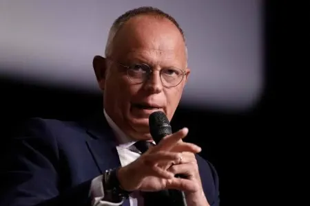 Makron üçün istefa çağırışları güclənir: Fransanın sabiq Baş naziri sərt danışdı