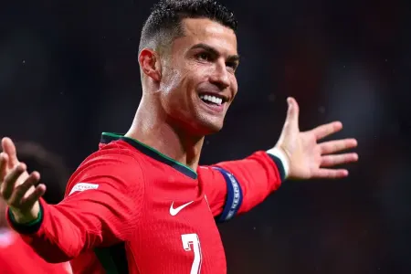 Ronaldo ilk milyarder futbolçu kimi tarixə düşdü