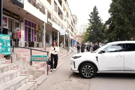 Səkidə maşın saxlayanların nəzərinə! - Video