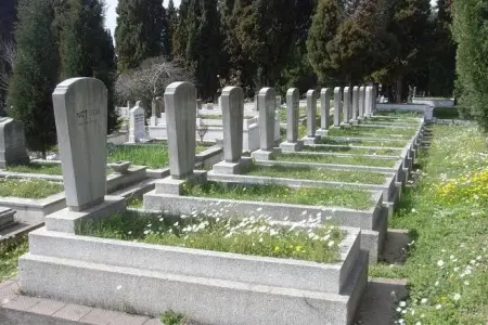 Qəbiristanlıqdan tapdığı qəribə əşya hər kəsi şoka saldı: Görün, üzərində nə yazılıb