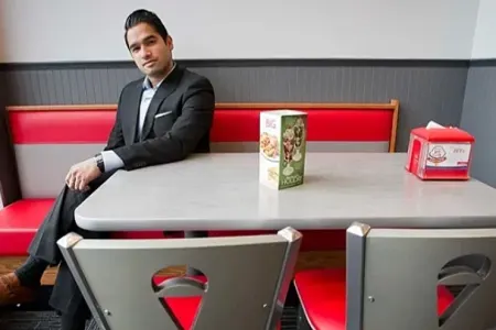 15 yaşında ofisiant kimi başladığı restoranı 22 ildən sonra satın aldı