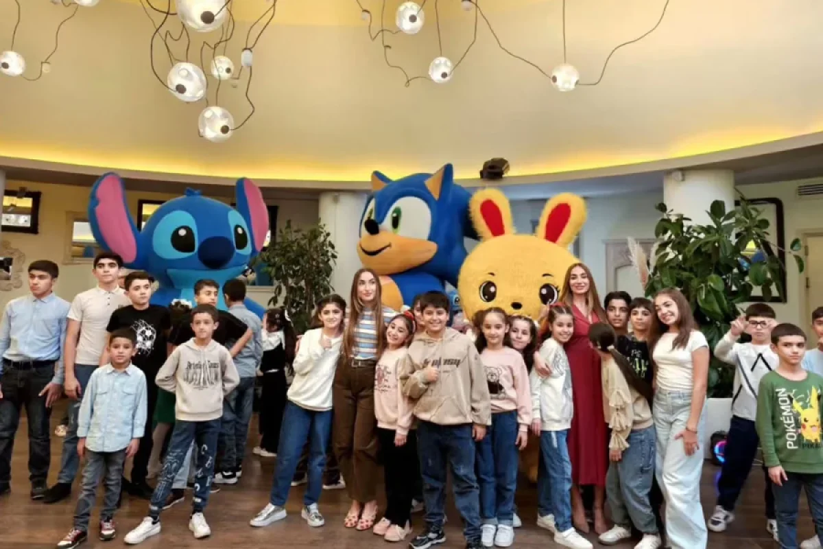 Arzu və Alena Əliyevalar uşaqları sevindirdi - Video