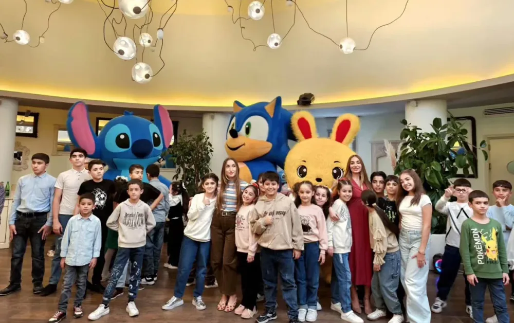 Arzu və Alena Əliyevalar uşaqları sevindirdi - Video