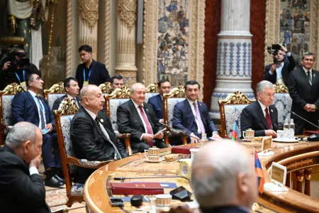 Prezident Düşənbədə geniş tərkibdə iclasda iştirak etdi