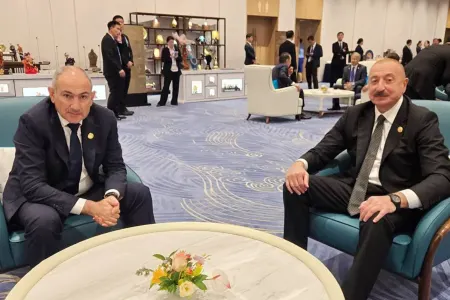 İlham Əliyevlə Paşinyan arasında səmimi söhbət olub
