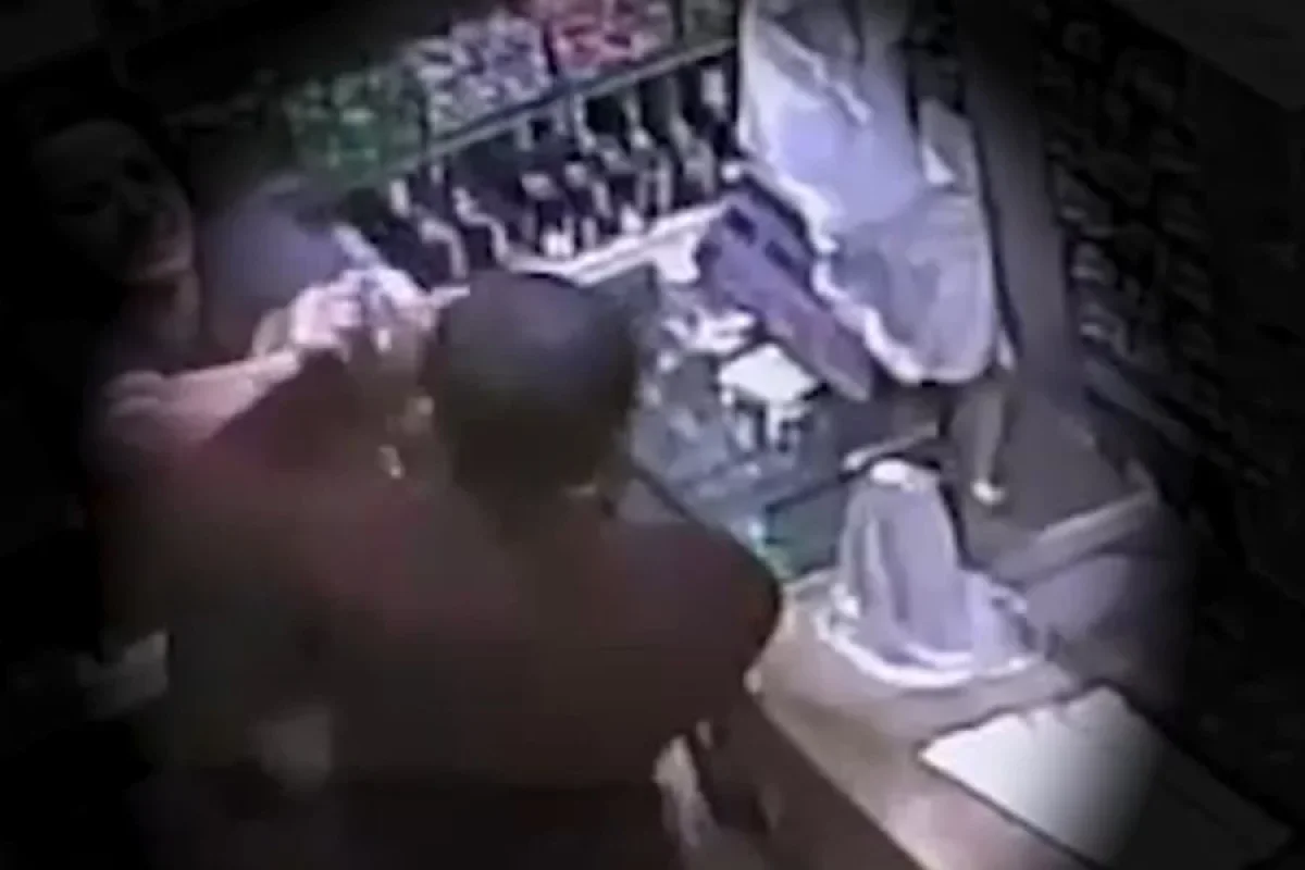 Bakıda qadın satıcı marketə girən oğru ilə əlbəyaxa oldu - Video