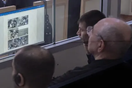 Əsirlərimizə verilən işgəncələrə baxırlar... - Fotolar