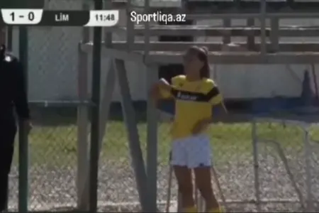 Azərbaycanda qadın futbolçu rəqibini yumruqla vurdu - Video