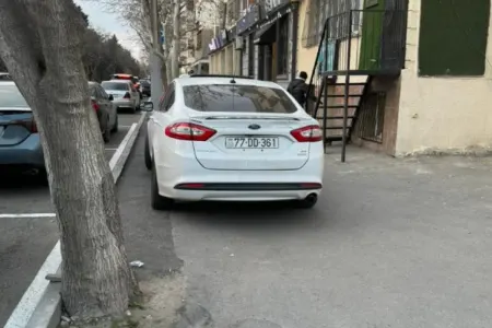 Səkilərdə avtomobilini park edən sürücülərin NƏZƏRİNƏ!