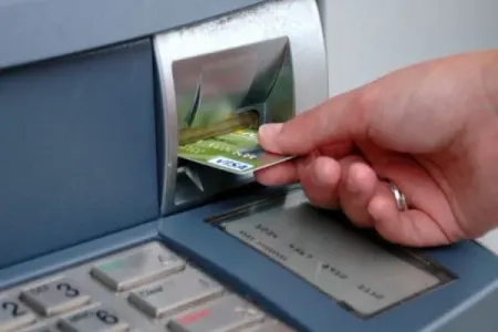 Yaşlı insanların kartından pul oğurlayan daha bir şəxs saxlanıldı