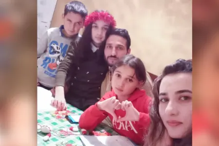 Üç uşaq anası 31 yaşında attestat aldı - Qızı ilə sinif yoldaşı olub