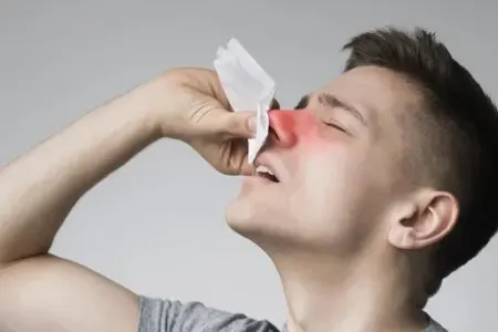 Həkimlər ciddi saymadı, adamın burnu hər gün böyüdü