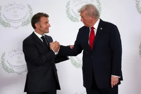 Tramp və Makronun "qol güləşi" gündəm oldu: Görün, aralarında hansı dialoq keçib