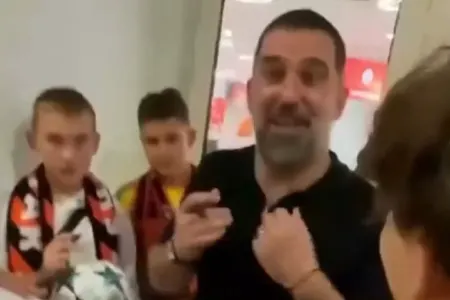 Arda Turan azyaşlı azarkeşə əsəbiləşdi - Video