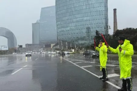 Yağışlı hava ilə əlaqədar sürücülərə xəbərdarlıq