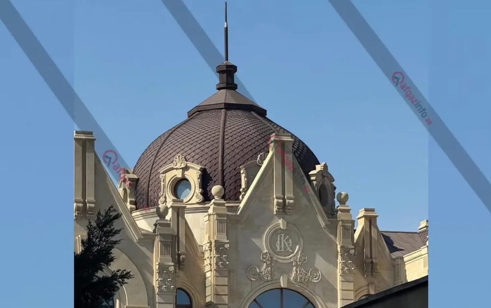 O da atası kimi adını villasına həkk etdirib - Foto