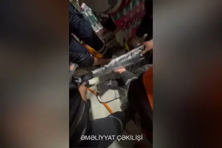 17 yaşlı oğlan mağazada yükləri qaldırarkən yıxıldı - VİDEO