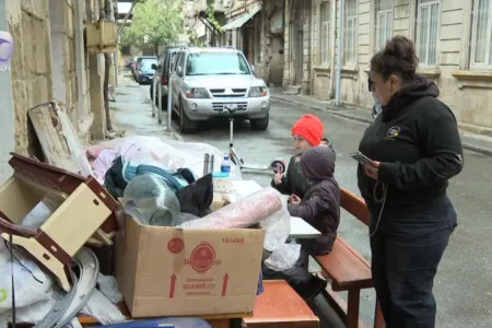 Bakıda ailə evindən çıxarıldı - Uşaqları küçədə dərs oxuyur - Video