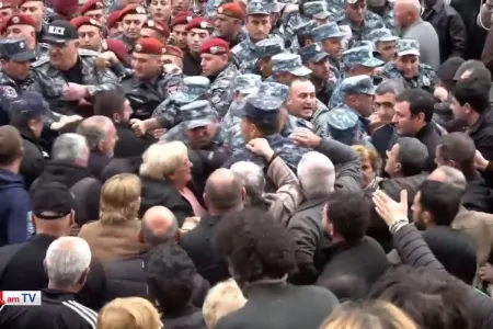 Gümrü sakinləri ilə polis arasında qarşıdurma - Video