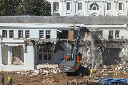 Ağ Evdə söküntü işləri aparılır - Foto