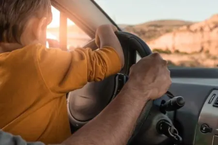 DYP-dən körpə uşaqla avtomobil idarə edən sürücülərə müraciət