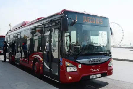 “Bakubus” avtobusu bulvara girdi - Video - Yeniləndi