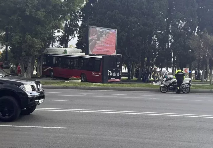 “Bakubus” avtobusu bulvara girdi - Video - Yeniləndi