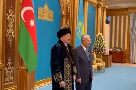 İlham Əliyev Qazaxıstanın milli geyimində - Video