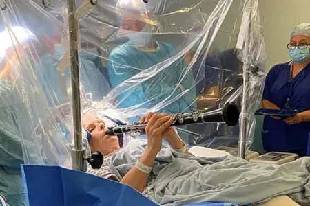 Qadın beyin əməliyyatı zamanı klarnet çaldı