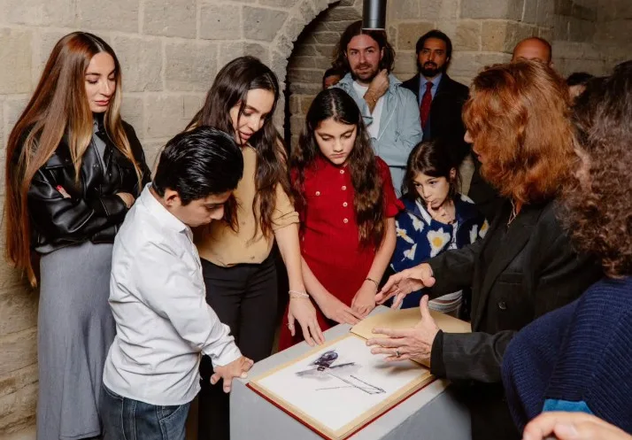 Leyla Əliyeva Əminə ilə sərgidə... - Fotolar