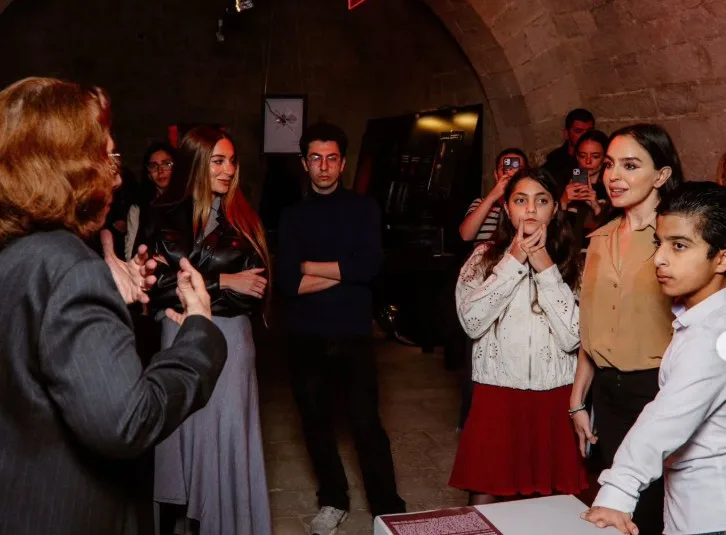 Leyla Əliyeva Əminə ilə sərgidə... - Fotolar