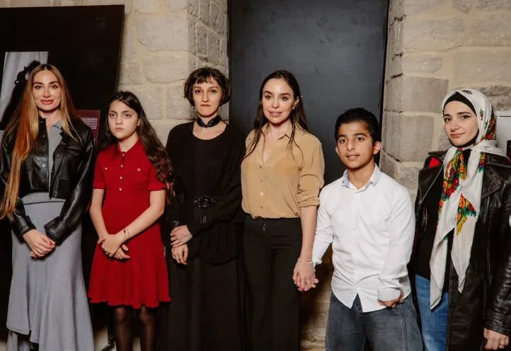 Leyla Əliyeva Əminə ilə sərgidə... - Fotolar