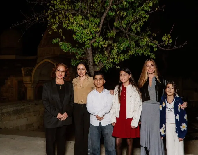 Leyla Əliyeva Əminə ilə sərgidə... - Fotolar