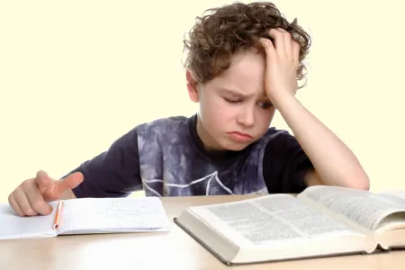 Ağlayan uşaqlar, yorulan valideynlər: Artan dərs yükünün səbəbləri 