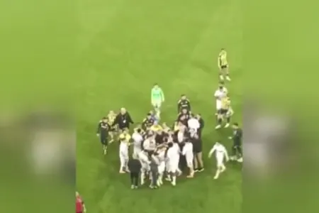"Fənərbaxça" – "Ştutqart" oyununda gərginlik: Futbolçular meydanda toqquşdu
