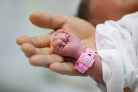 “Həkimlər doğuşu əlcəksiz icra edib, uşağım infeksiyaya yoluxub”