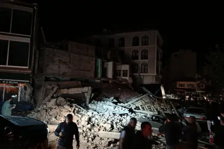 Türkiyədə zəlzələdə bir neçə bina uçub - Video