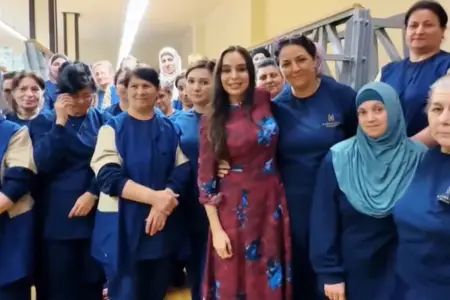 Leyla Əliyeva xalçaların toxunma prosesində iştirak etdi - Video