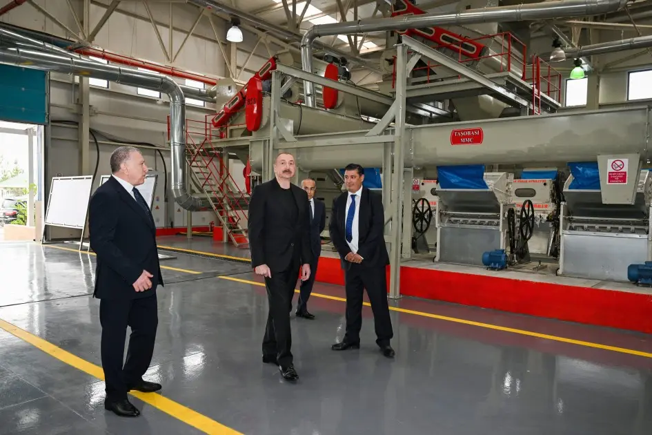 Prezident pambıq emalı zavodunun fəaliyyəti ilə tanış oldu