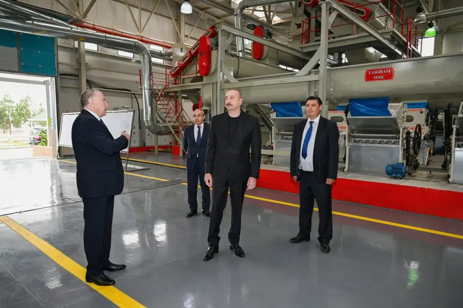 Prezident pambıq emalı zavodunun fəaliyyəti ilə tanış oldu